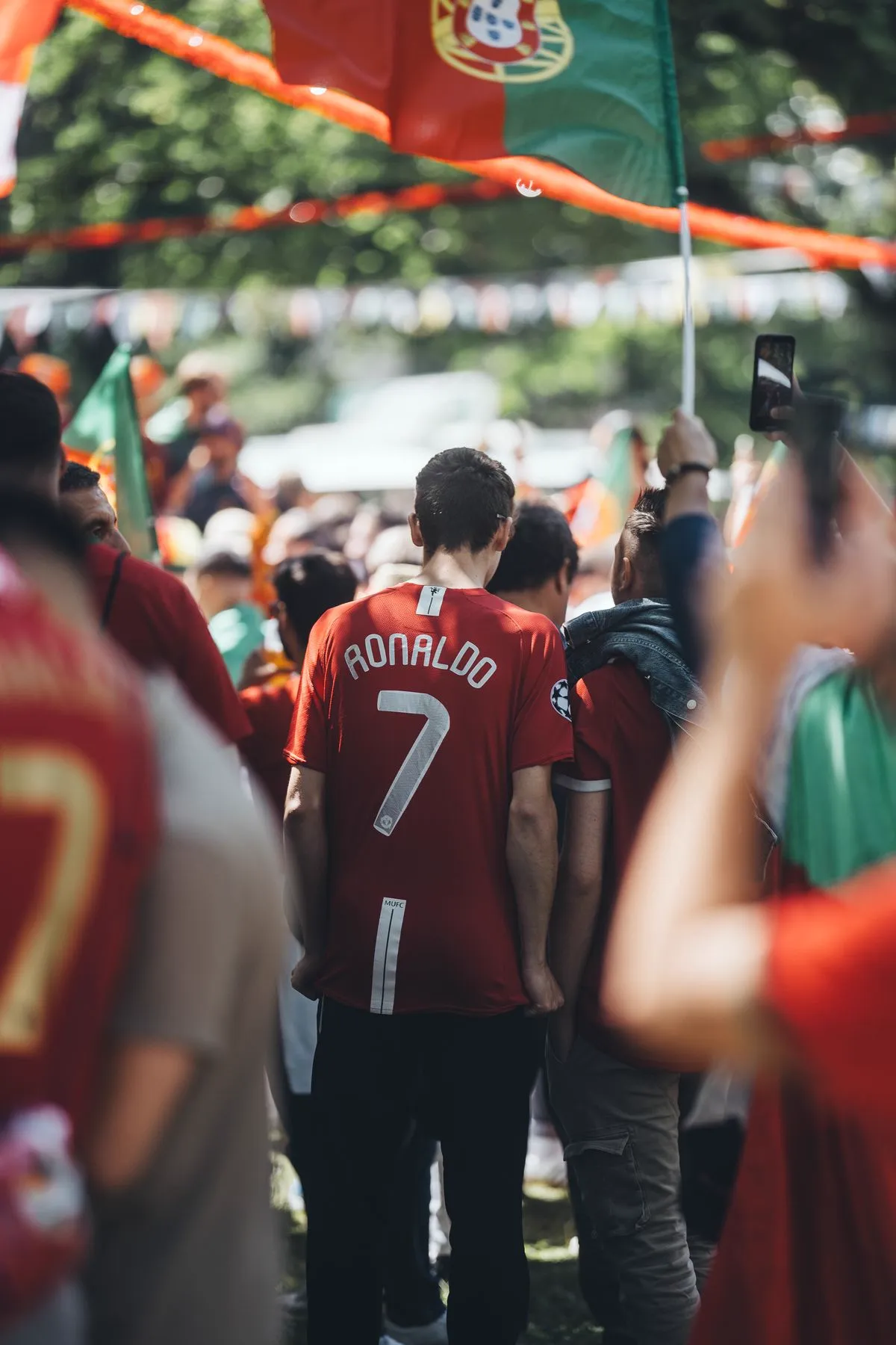 Supporters en maillots pendant un match