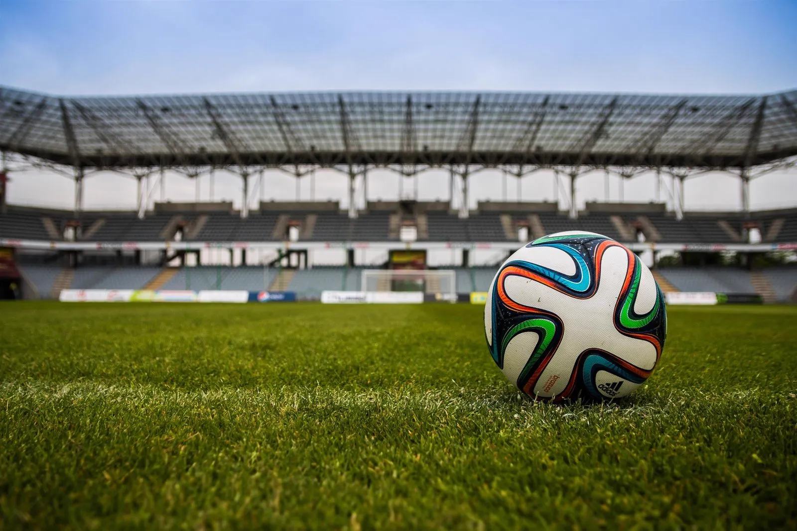 Ballon de football sur la pelouse d'un stade